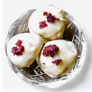 Бял трюфел с малини и боровинки