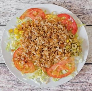 Ensalada Con Pollo Y Salsa
