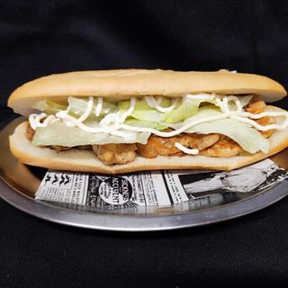 Pollo a la plancha con alioli y lechuga