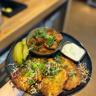 Placki ziemniaczane z gulaszem 