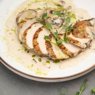 КУРИННАЯ ГРУДКА ПОД СЛИВОЧНЫМ СОУСОМ