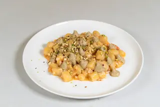 Gnocchi con gamberi e pistacchio