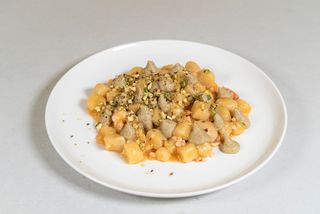 Gnocchi con gamberi e pistacchio
