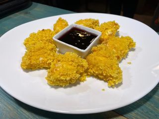 Панирани топени сиренца в корнфлейкс с боровинково сладко (250г)