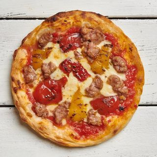 Pizza al tegamino salsiccia fresca e peperoni