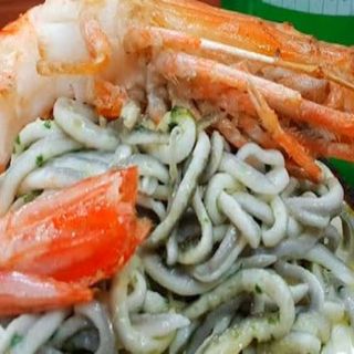 Cazuela de gambón y gulas al ajillo con setas