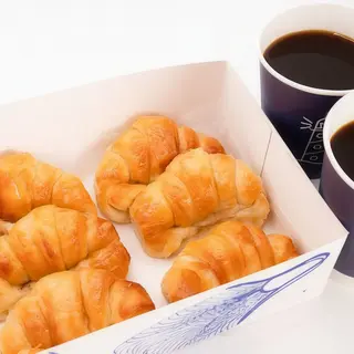 6 Medialunas Clásicas & 2 Cafés Fríos