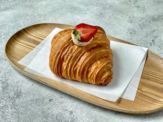 Croissant z kremem waniliowym i truskawką