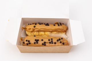 Ekler "klasyczny" z domowym budyniem i kajmakiem. 2 szt.