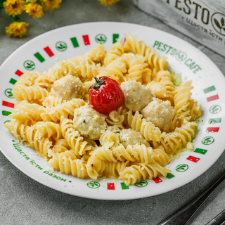 Фузілі з курячими фрикадельками в сирному соусі (320 г)