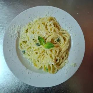 Spaghetti menta e pecorino.