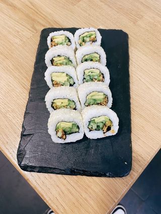 Califòrnia De Aguacate Con Pepino Y Cebolla Frita (10 Uds.)