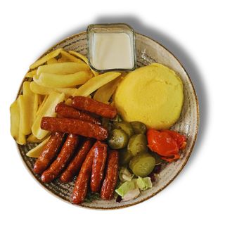 Cârnaţi picanţi cu cartofi şi mămăligă