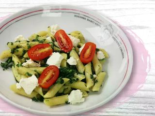 Makaron ze szpinakiem, fetą i pomidorkami