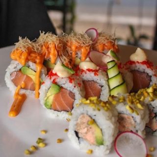 865. Super uramaki misto*/**