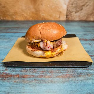 11. Hamburger, straccetti di maiale, salsa BBQ, cheddar, bacon