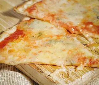 Pizza quattro formaggi al spicchio 