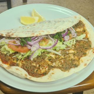 Lahmacum Con Carne De Kebab Y Ensalada