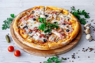 Pizza Parisienne (Moyenne) + Boisson