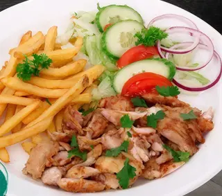 Plato Combinado De Kebab De Pollo