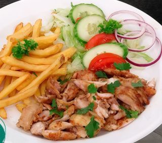 Plato Combinado De Kebab De Pollo