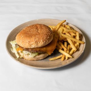 Hamburguesa De Pollastre Cruixent amb patates fregides i beguda