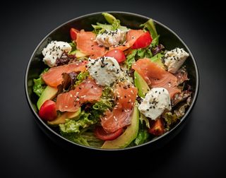 Салат з лососем, авокадо та крем-сиром (250 г.)