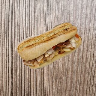 1-Panino Tagliata di pollo, pomodoro fette, bacon, scamorza affumicata