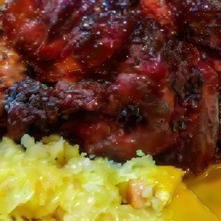 Codillo Asado Con Patatas Fritas