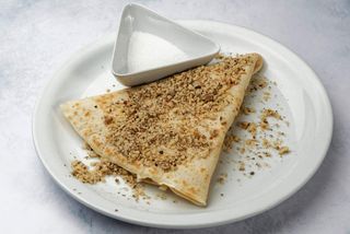 Palačinka sa šećerom, orasima i bananom