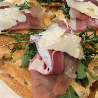 Prosciutto crudo, rucola & grana (no mozzarella)