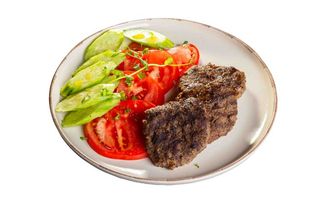 Телешки кюфтета на скара с гарнитура домати и краставици