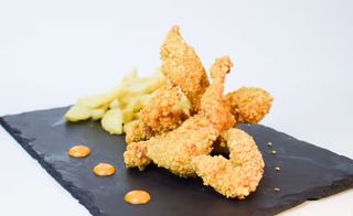 Tiras De Pollo Crujiente Con Salsa Gaucha