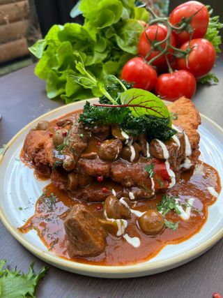 Placek po węgiersku + zestaw surówek