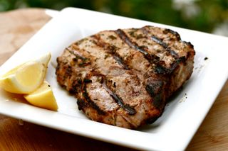 Ceafa de porc la gratar cu garnitura