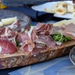 Tagliere salumi e formaggi con confettura