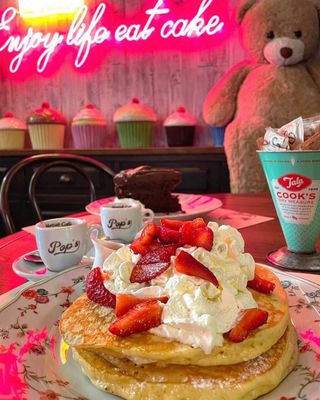 Pancake strawberries & cream