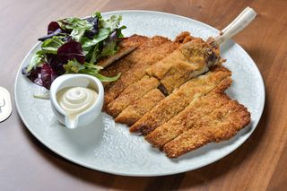 Șnițel de vită cu cartofi prajiti in casa și sos de usturoi verde