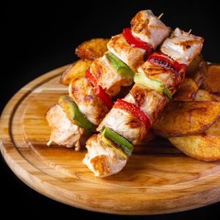 Mini frigărui de pui cu legume marinate