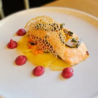 Salmón al horno, salsa beurre blanc y brunoise de verduras, toque de humus de remolacha