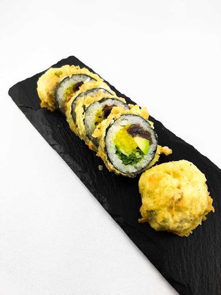 01.Tempura Futomaki z warzywami smażone w tempurze 6szt.