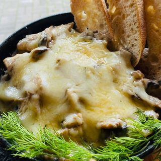 Пательня з грибами та пармезаном