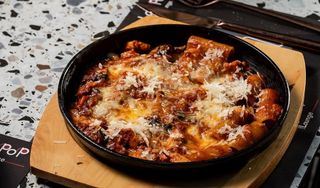 Rigatoni al forno cu pui