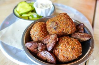 Piatti fegato di manzo con testicoli di toro