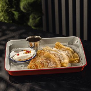 კრეპი ნუთელათი და შემწვარი ბანანით