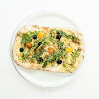 Foccacia con Pesto, Queso Rulo de Cabra, Tomatitos...