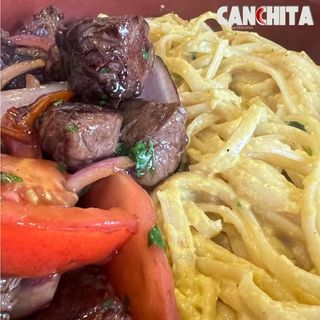 LOMO SALTADO CON PASTA A LA HUANCAINA