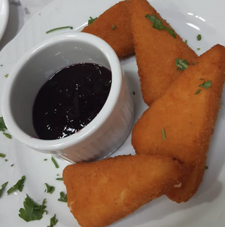 Queso Frito Con Salsa De Arándanos (Ración)