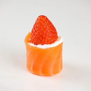 gunkan de salmon y fresa 2u