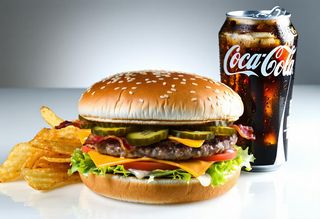 Hamburger con patatine e lattina Coca-Cola